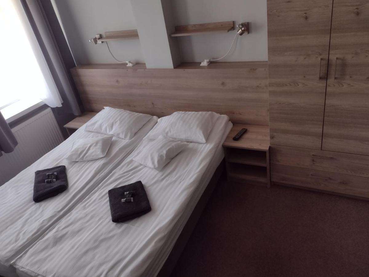 Hostel Helios Września エクステリア 写真