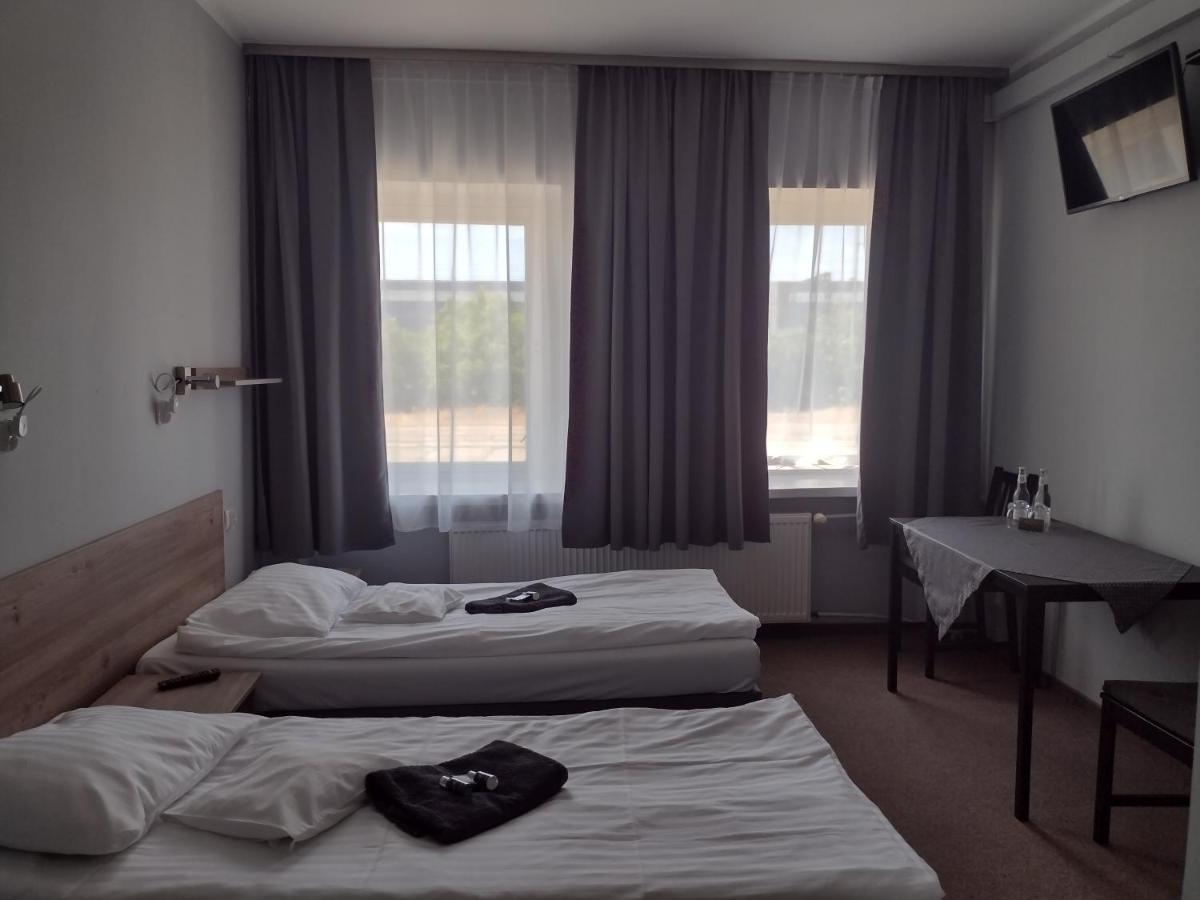 Hostel Helios Września エクステリア 写真