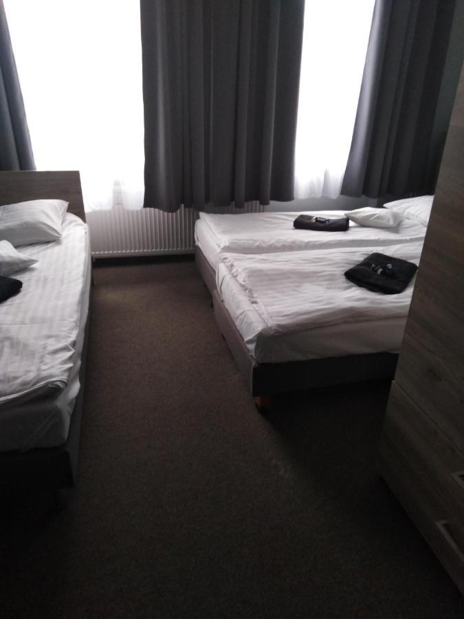 Hostel Helios Września エクステリア 写真