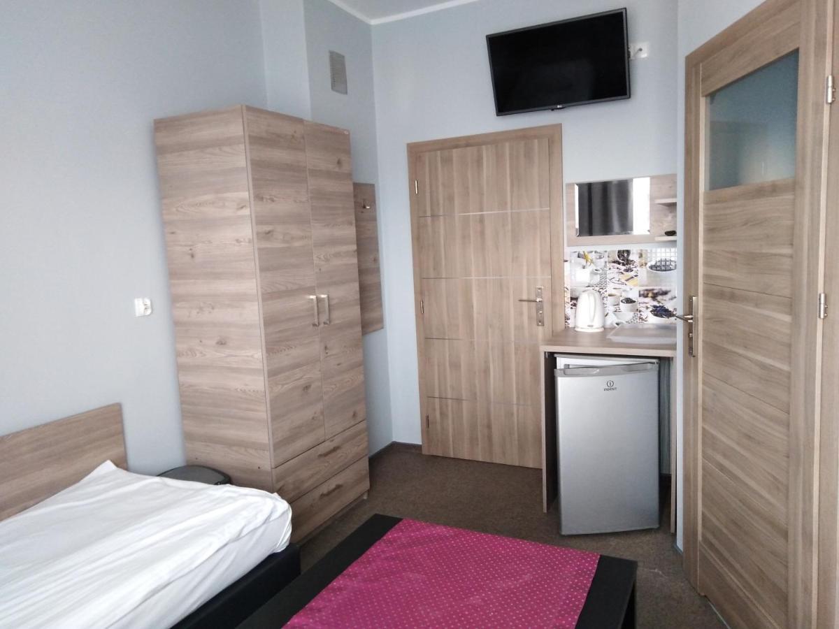 Hostel Helios Września エクステリア 写真